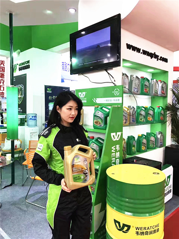 美女赛车服模特与九游（中国）娱乐润滑油